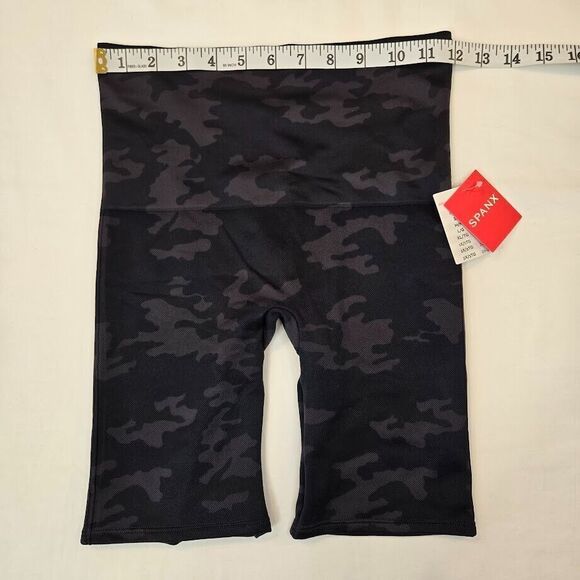 SPANX Look At Me Now Bike Shorts Black Camo Size Medium 7" Inseam 50180R‎ NWT - Picture 4 of 9